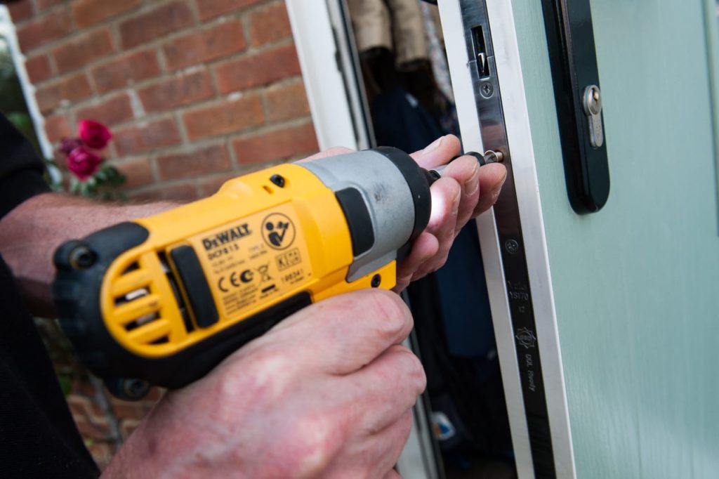 Установка замков входных дверей с выездом в Тавде